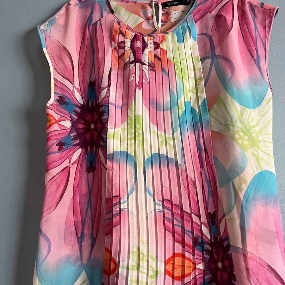 SELLING VERTIGO TOP FOR WOMEN SIZE MEDIUM COLOR FLORAL PATTERN SLEEVELESS BNWOT - Picture 5 of 13